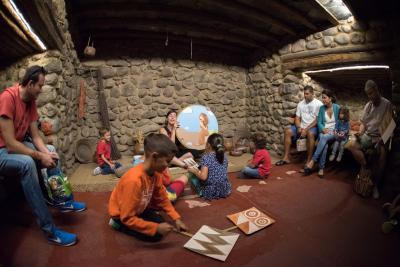 Varios niños y niñas en uno de los talleres impulsados por Cueva Pintada